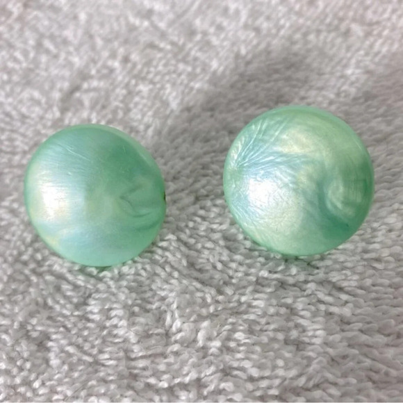 Vintage Light Green Pearlescent Plastic Circles Clip  On Earrings - Picture 3 of 8
